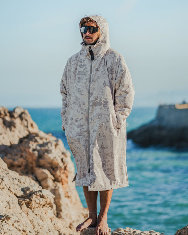 Lead_men - Man wearing a Vivida sherpa weatherproof changing robe desert sand by the sea